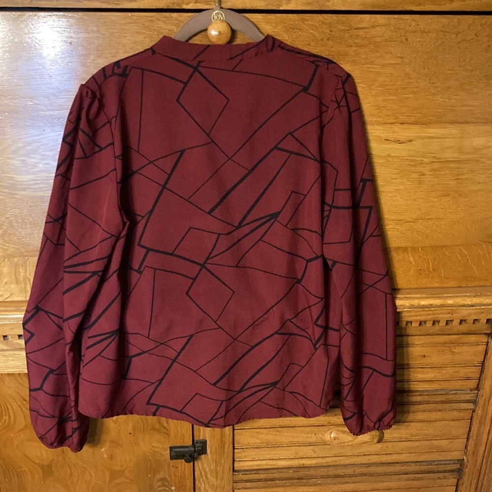 SHEIN Burgundy Lagenlook Geometric Print Split Neck Blouse Size L Casual Chic - Picture 2 of 6